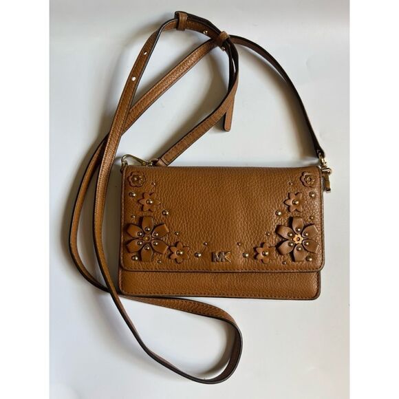 MICHAEL KORS
Floral Embellished Pebbled Leather Convertible Crossbody Bag - Picture 2 of 8